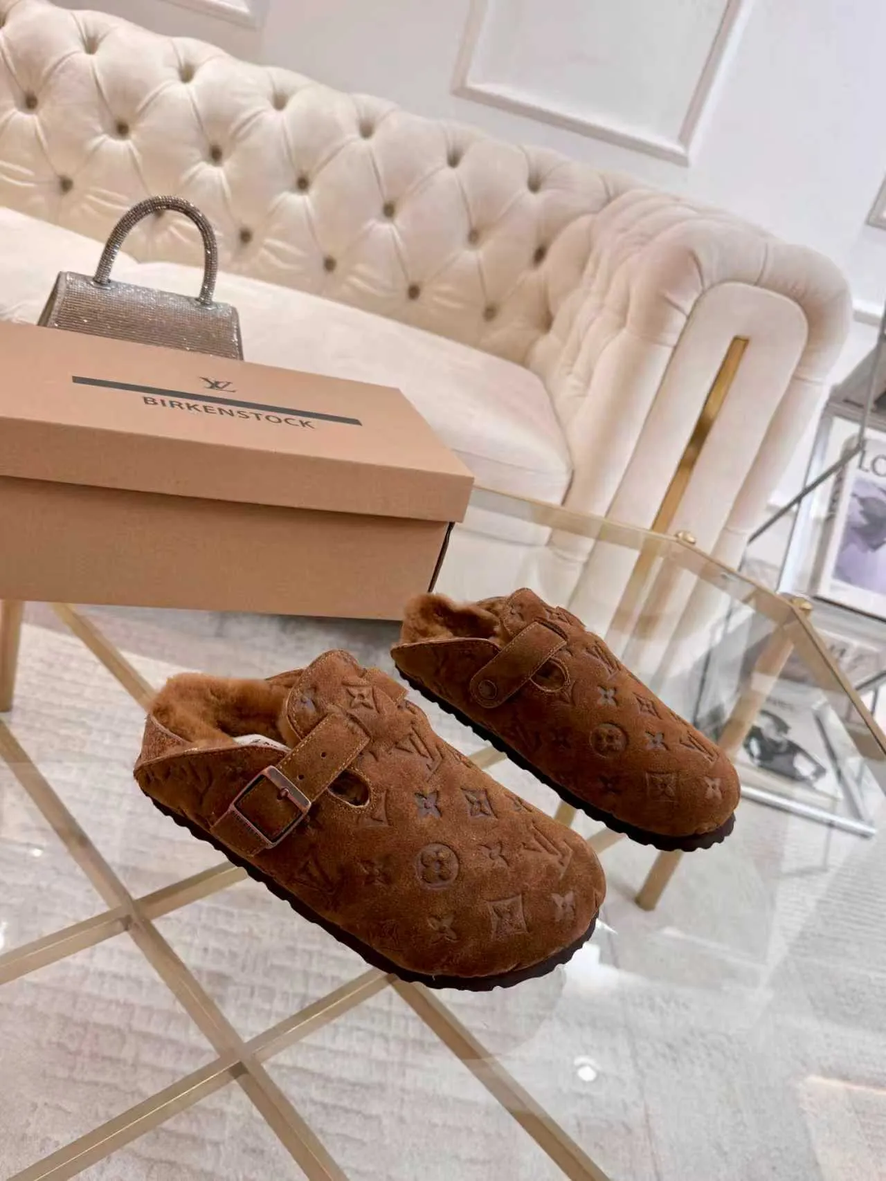 p600 ✨ LV wool slippers for couples｜Even the toes exude a sense of luxury ✨ We have achieved the ultimate restoration of the "high version" of this pair of LV classic Birkenstock slippers, with the mark of luxury in every detail. 👫 ▫️ Original jacquard with delicate cowhide leather, retro texture is at your fingertips; ▫️ 100% pure wool lining, wearing barefoot is like stepping on clouds, skin-friendly, breathable and not sweaty; ▫️ Three-dimensional toe cap + non-slip rubber sole, safe and secure when walking in the wind.  The belt buckle and presbyopia elements are embellished, revealing the aura of a big-name brand in a low-key manner. Whether it is on a date or out on the street, every step is like walking in the middle of a show.  Pair it with jeans for a lazy and casual look; with a coat and skirt, it will look elegant. With one pair of shoes, you can easily switch between multiple styles, and you never have to be deliberate about the sense of luxury.  #LVcouples #high-endwear #lightluxurylife #quality recommendation Fabric: classic presbyopia/imported sheepskin/classic jacquard fabric Lining: imported wool lining Sole: original rubber sole Size: Female 35-41 Male 38-46
